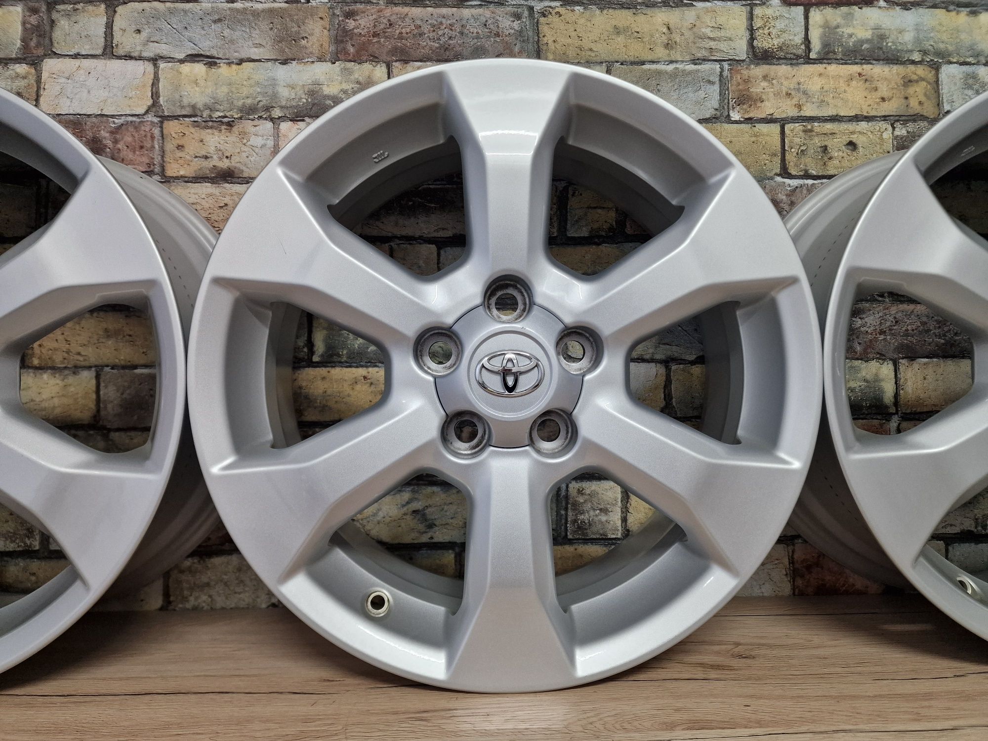Felgi 17' 5x114,3 TOYOTA Auris Avensis Camry C-HR Corolla RAV-4 Prius