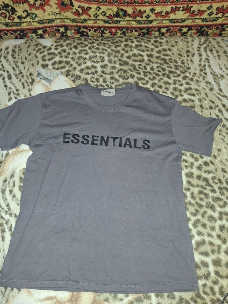 Футболка essentials