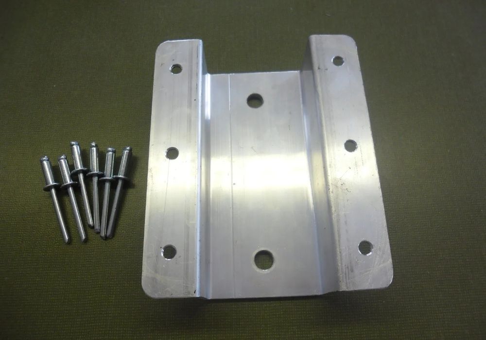 Uchwyt aluminiowy mocujący do podpory przyczepy