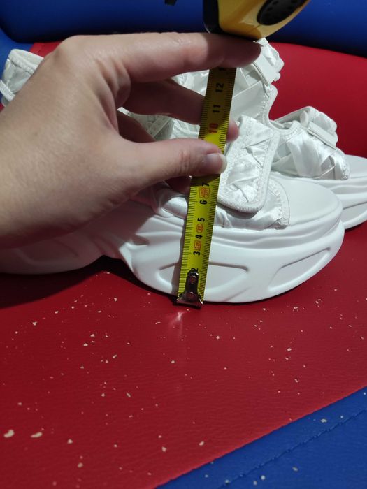 Босоніжки білі на платформі 39 розмір