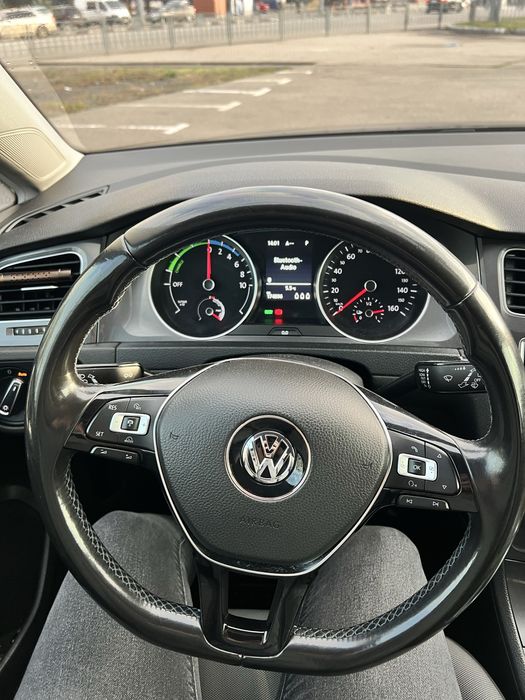 Продам Volkswagen E-Golf 2014 года 24 квт