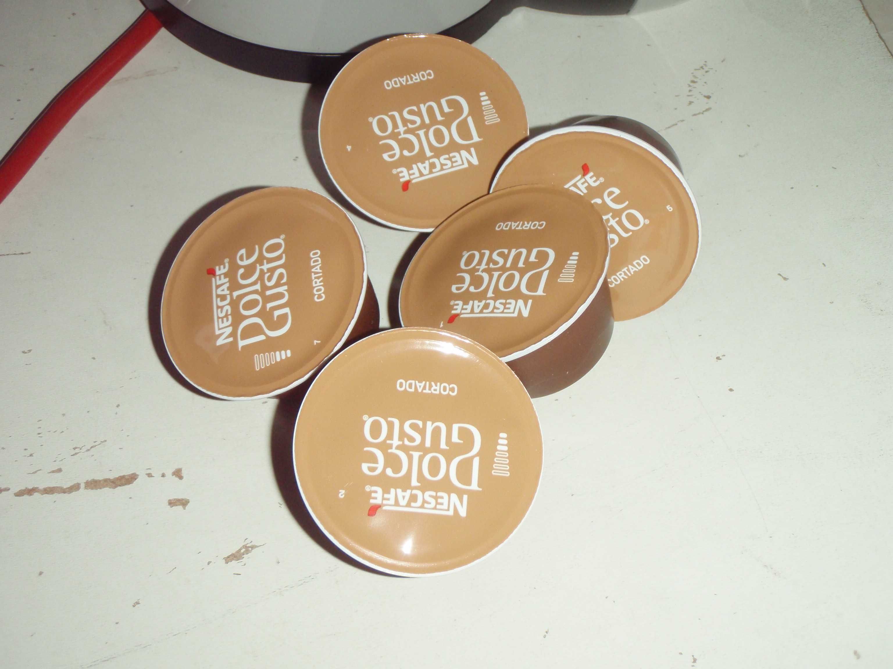 Ekspres na kapsułki Mini Me Dolce Gusto + stojak + kapsułki
