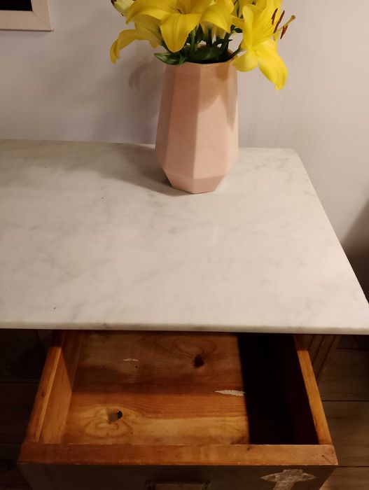 Komoda drewniana z marmurowym blatem