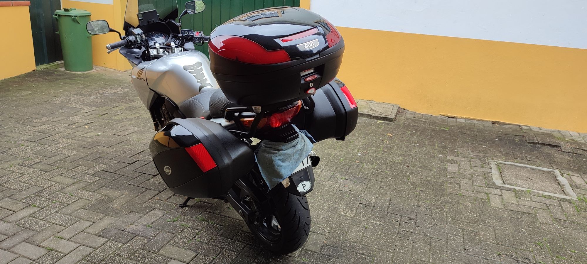 Vendo CBF 600 ABS . Full extras em muito bom estado