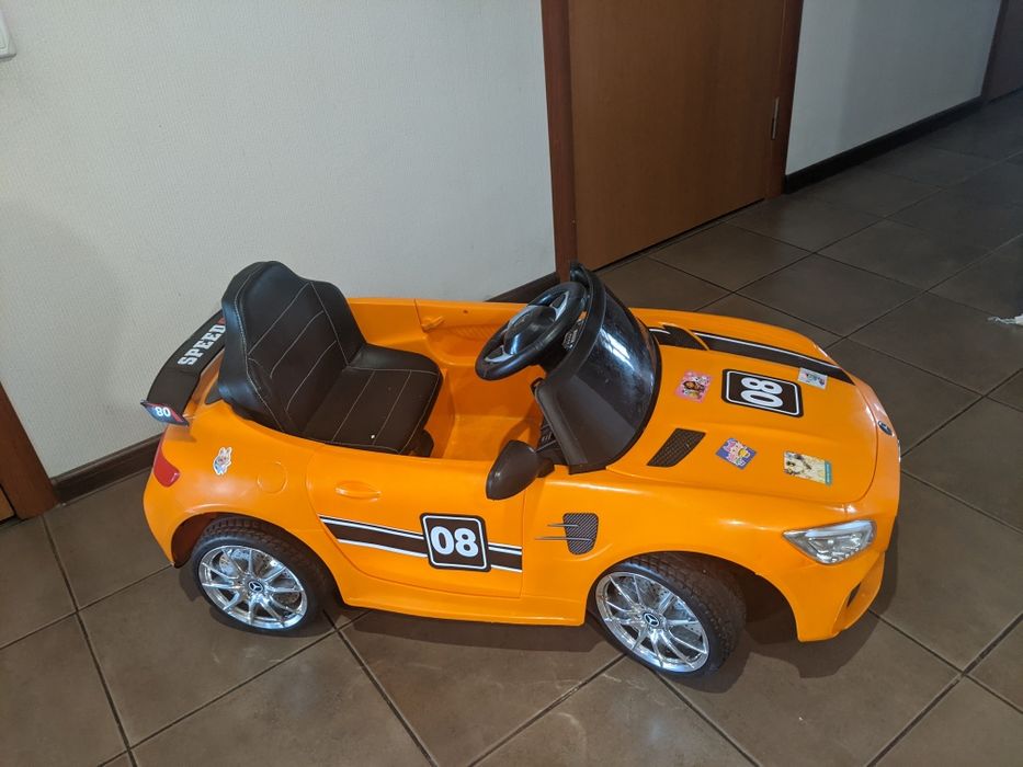 Дитячий електромобіль