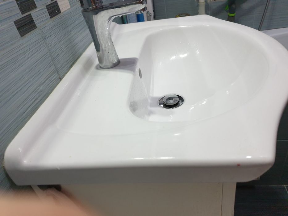 Duża biała umywalka