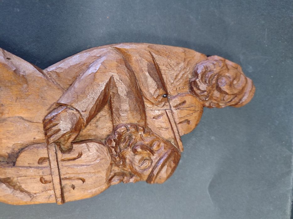 Przedwojenna płaskorzeźba Żydzi grający na skrzypcach drewno