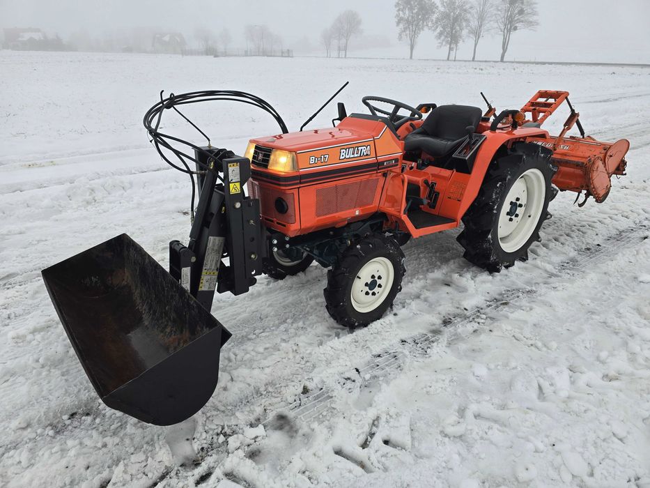 Traktorem mini ciągnik KUBOTA B1-17 BULLTRA, 4x4 z TUR-em, glebogryzar