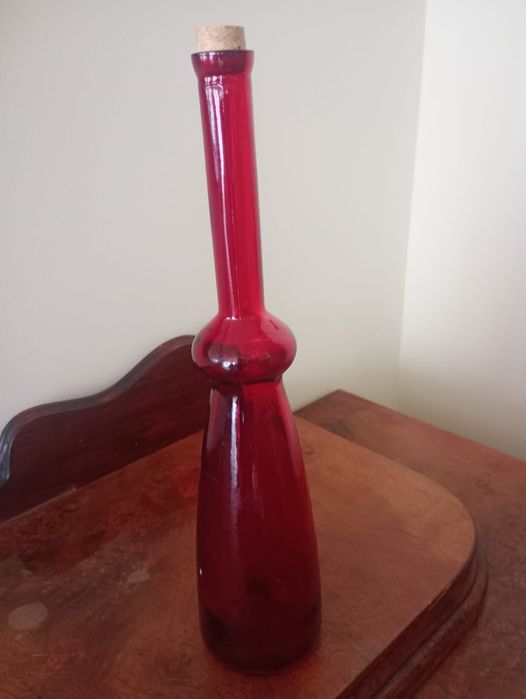 Wazon butelka z czerwonego szkła
