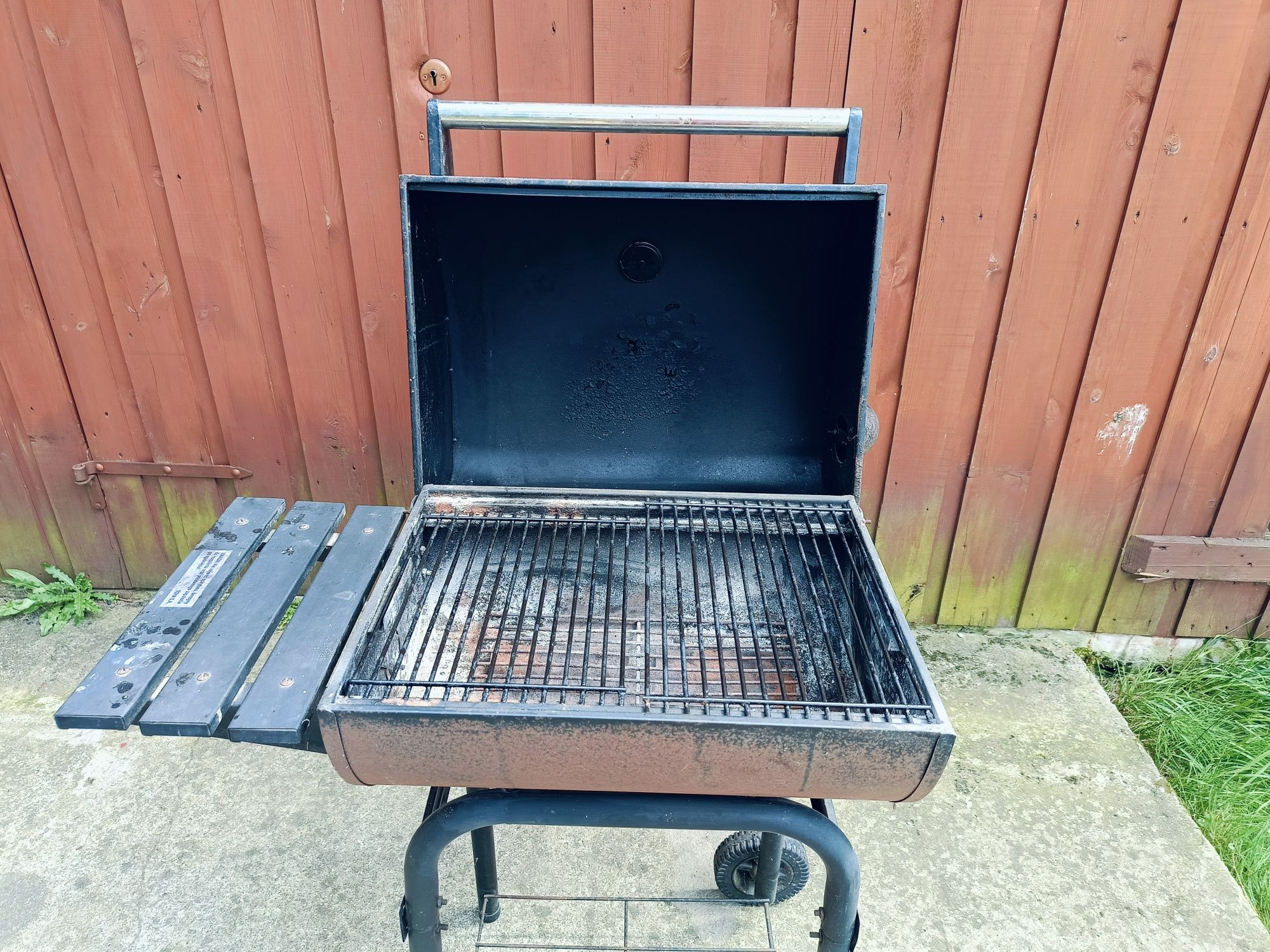 Grill węglowo drzewny firmy Lund.
