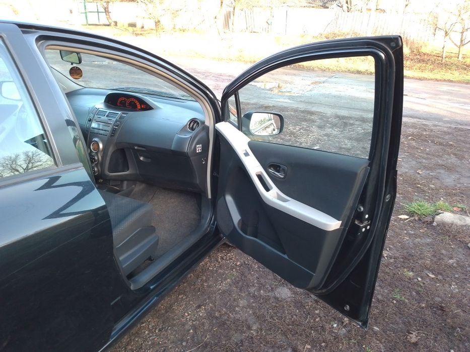 Продаю TOYOTA Yaris в гарному стані.