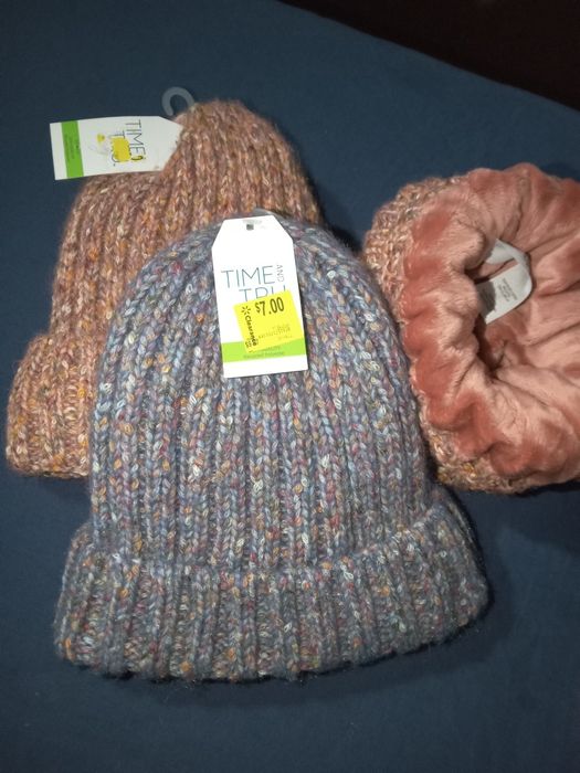 Шапки по 50 грн шт .