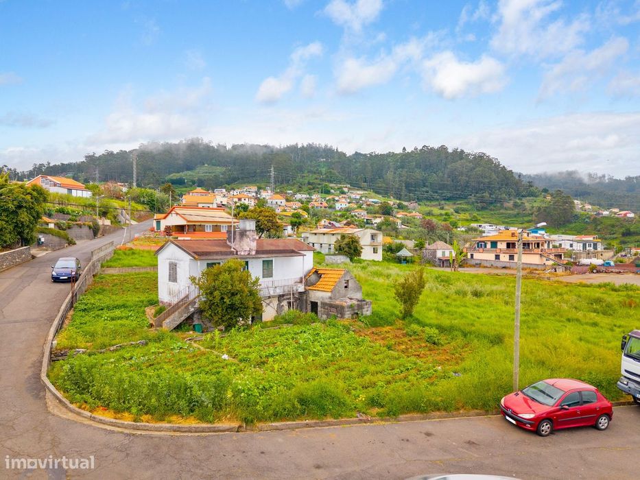 Moradia para Reconstrução com Terreno Plano e Potencial Único nos Canh