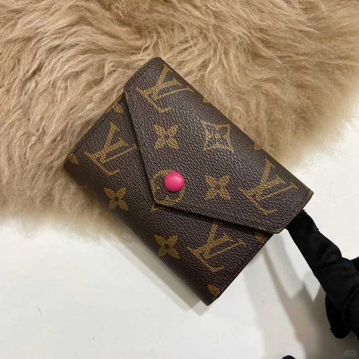 Louis Vuitton Victorine LV Monogram Mały Portfel Róża przycisk