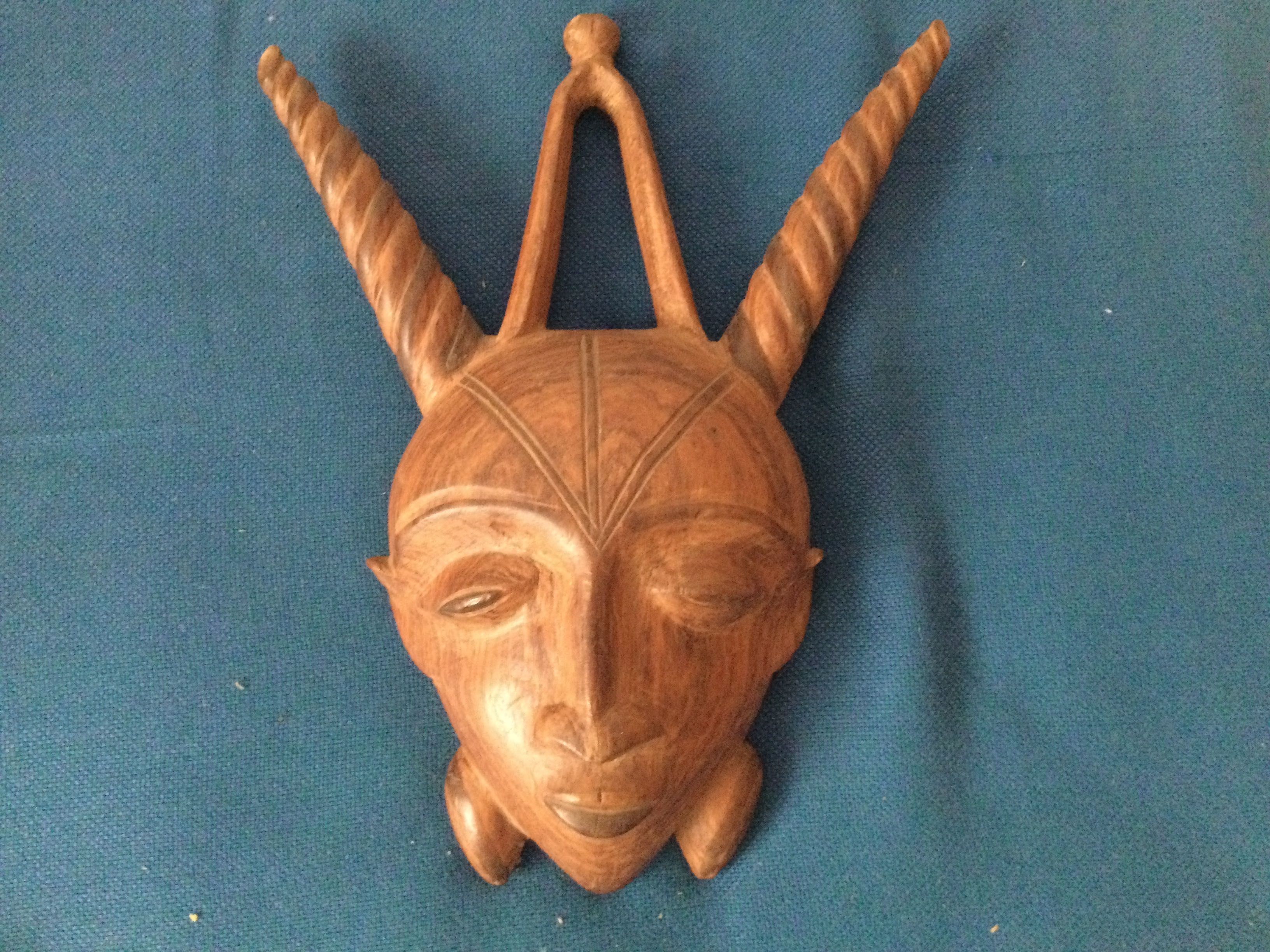 Máscara em madeira do próprio mafarrico