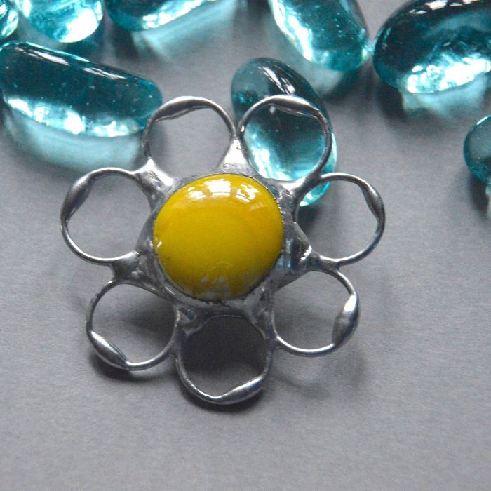 Słoneczno żółty kwiatek - okrągła witrażowa broszka