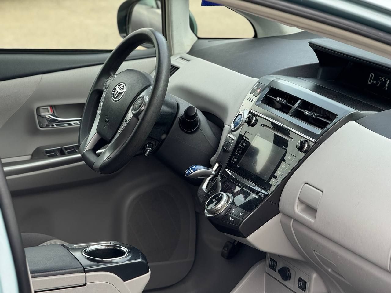 Toyota Prius V 2016 року, 1.8 гібрид, автомат, передній привід, 113т.к