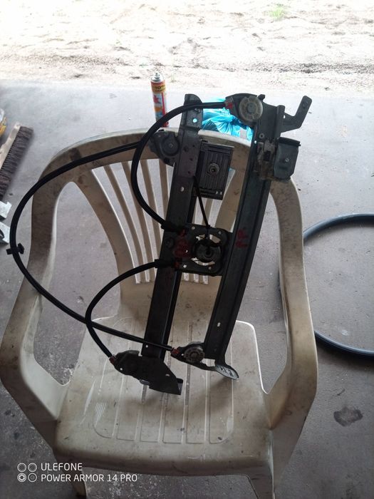 Prowadnica ,podnośnik, mechanizm szyby Megane cabrio