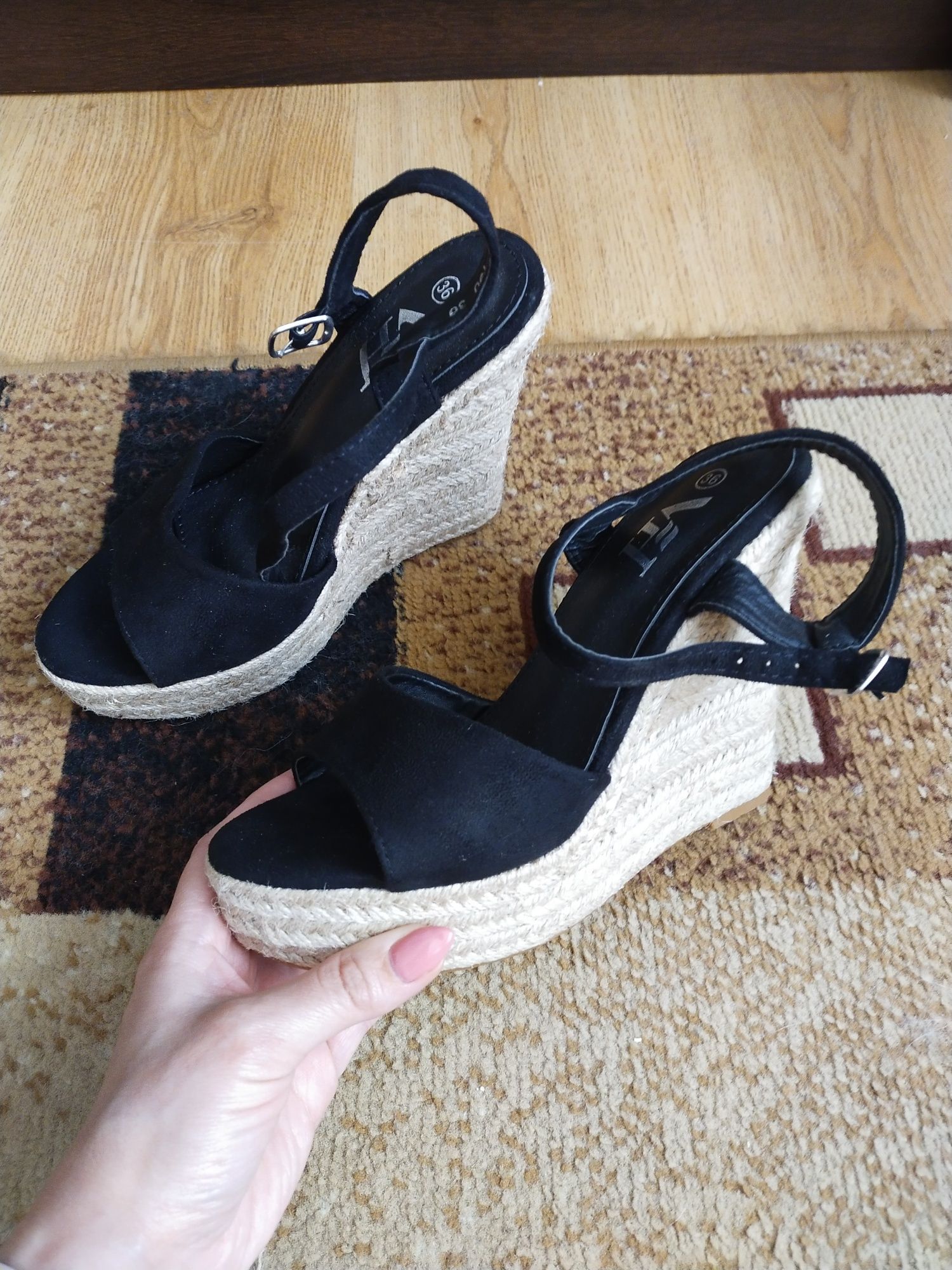 Buty. Sandały czarne na koturnie r. 36