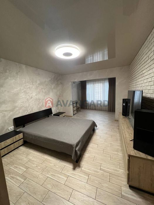 Велика 2-кімн. квартира у новобудові з інвертором, меблями та технікою