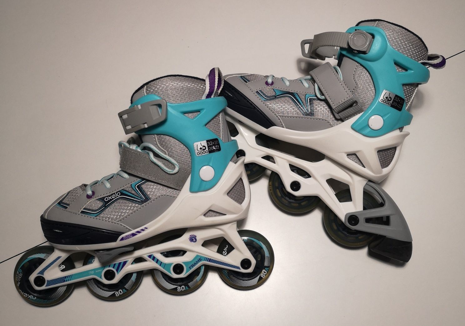 Conjunto de patins em linha, capacete e set de protetores
