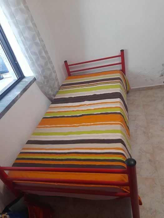 Cama singular com colchão