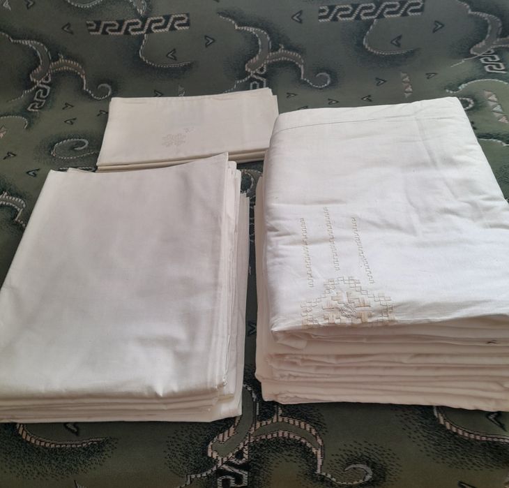 Постельное бельё, ортопедическая подушка, пледы