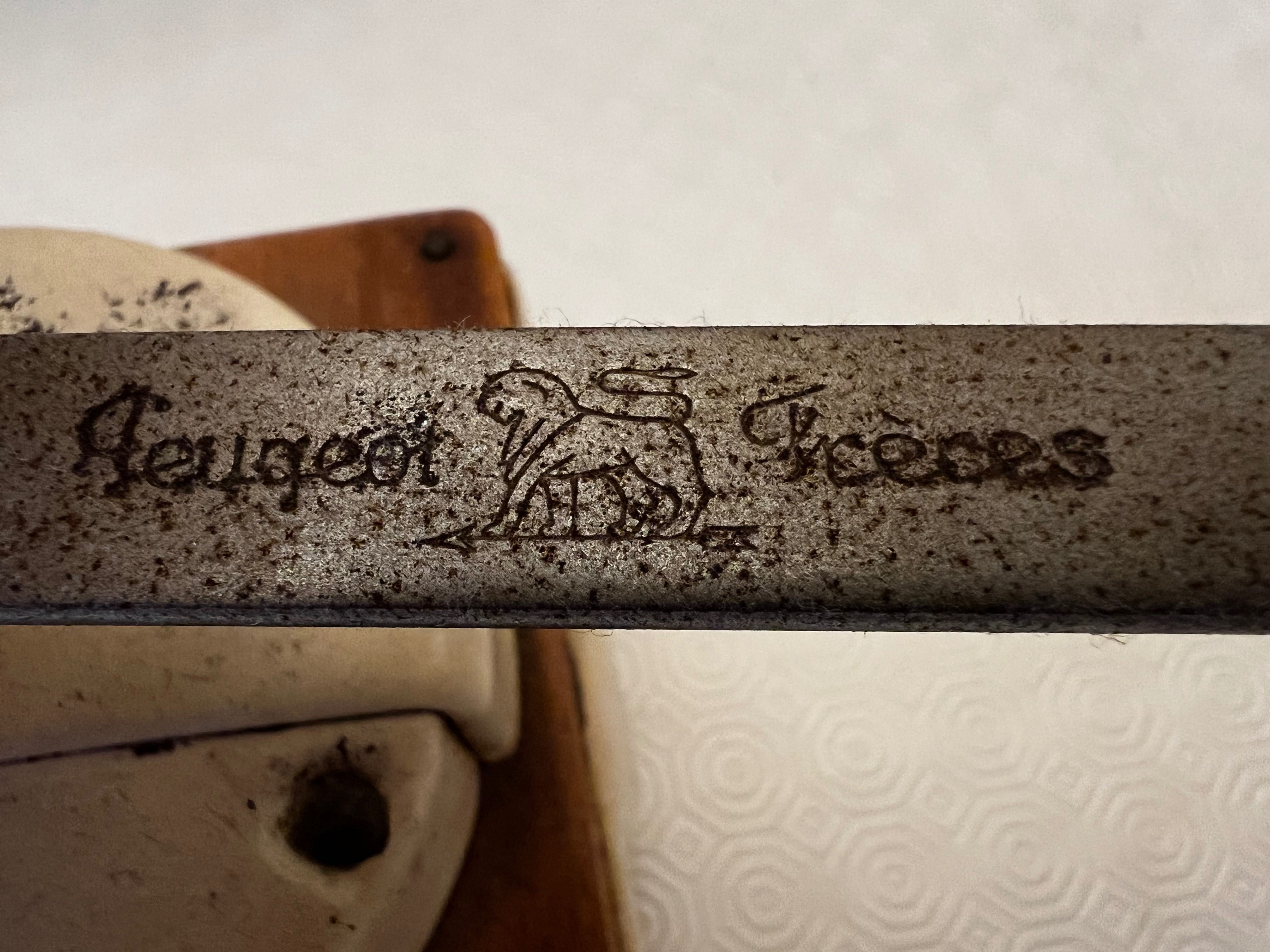 Moinhos de café antigos, um deles Peugeot Frères