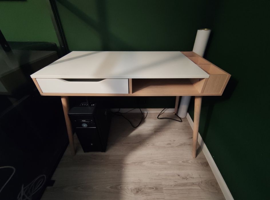 Biurko SOFIE białe/buk z szufladą i przegródkami