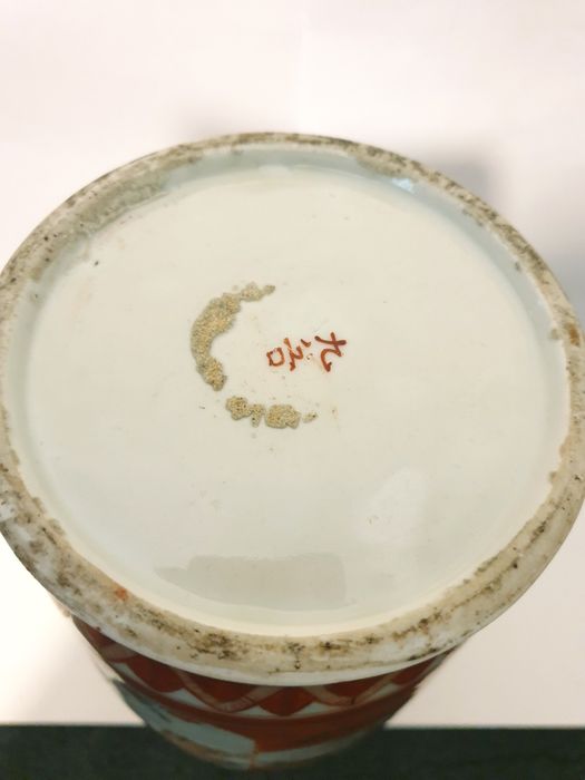 Par de antigas jarras asiáticas em porcelana esmaltada e assinada