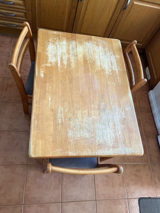 Mesa de madeira + 4 cadeiras.