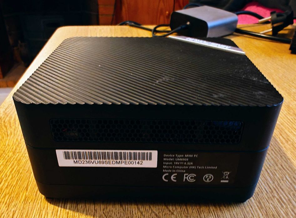 MINISFORUM UM690L Slim Mini PC, AMD Ryzen 9 6900HX (8/16wątków, 32 GB)