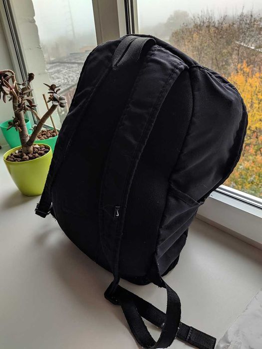 Рюкзак с одной порванной змейкой ( сзади ) Nike