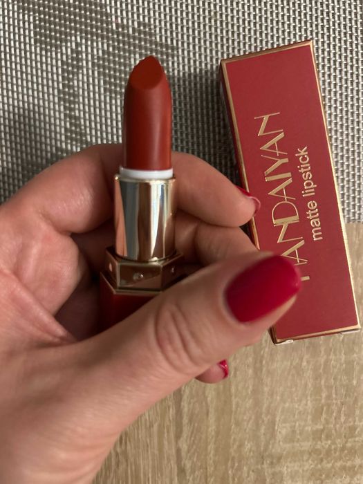 Szminka mocna czerwień Scarlet 02 Handaiyan
