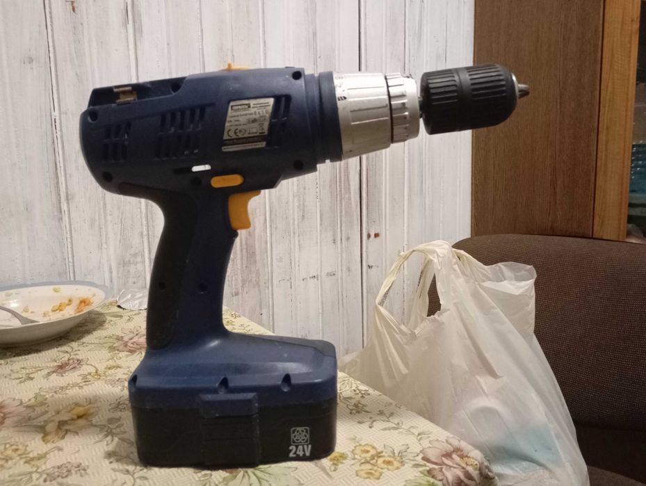 Шуруповерт Omax power tools на деталі