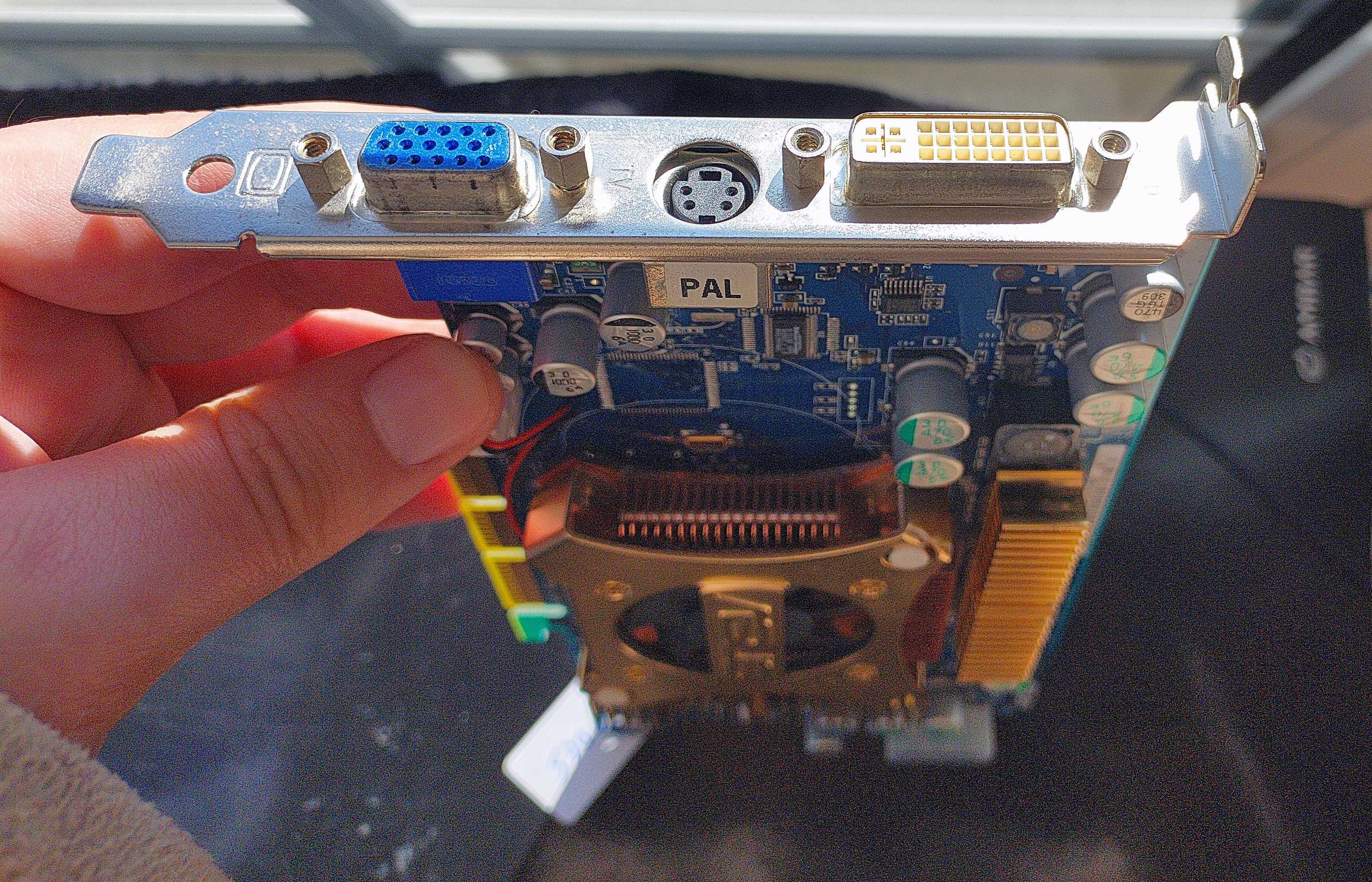 Placa gráfica GeForce FX5900 com 128Mbytes AGP
