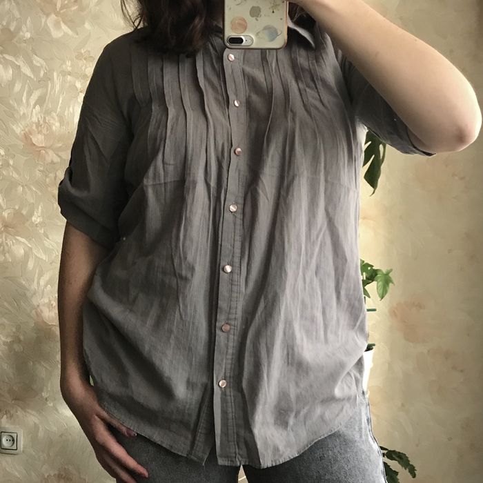 Гарненька сорочка з деталями на спинці