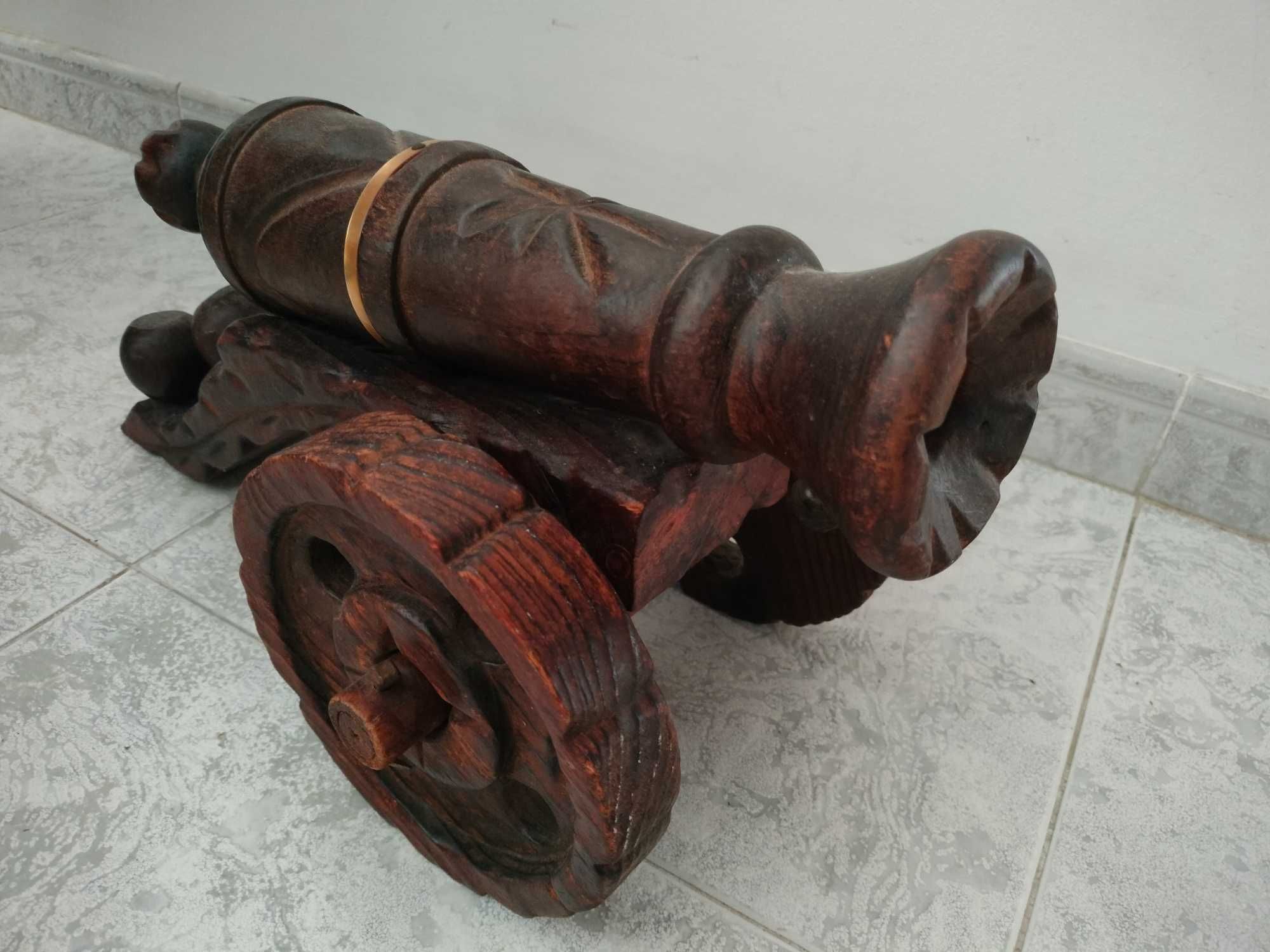 Canhão em madeira para decoração