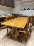 Móveis de cozinha com mesa e cadeiras. Madeira maciça