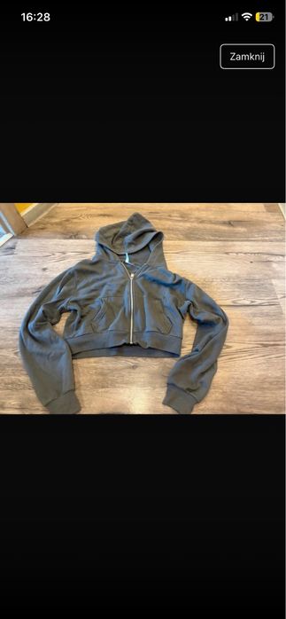 Box z ciuchami bluzy sukienki dwa pudelka i cztery zeszyty
