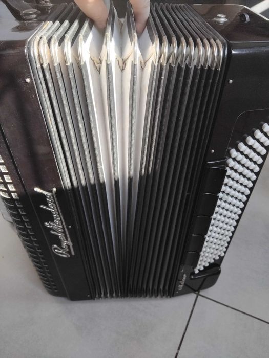 Akordeon Royal Standard Meteor 120 basów 4 chórowy