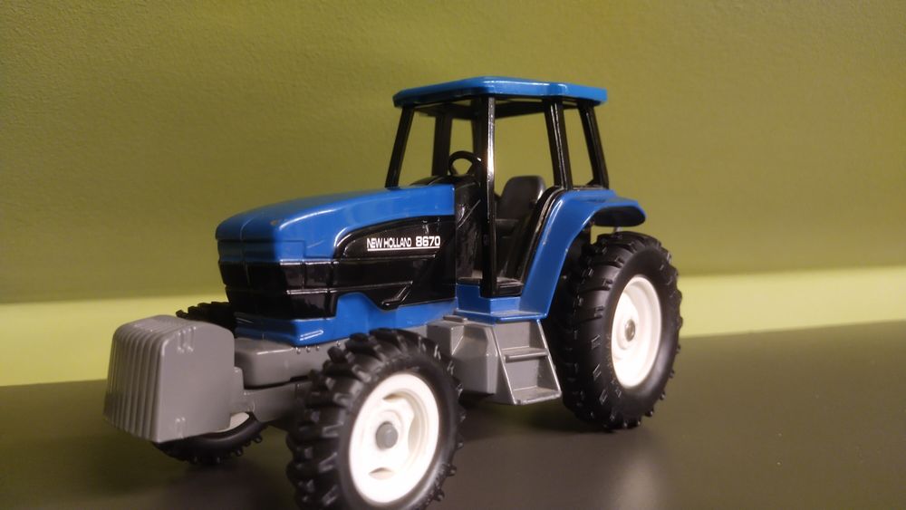 Traktor New Holland jak siku Britains universal hobbies 1:32