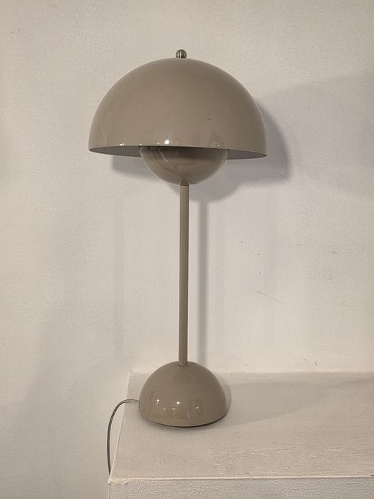 Lampa stołowa flowerpot beżowa Verner Panton