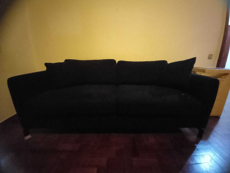Sofá  em tecido preto