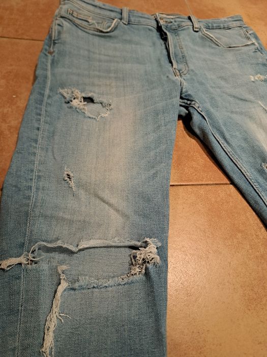 Dżinsy Zara z przetarciami custom drip drill jasnoniebieskie