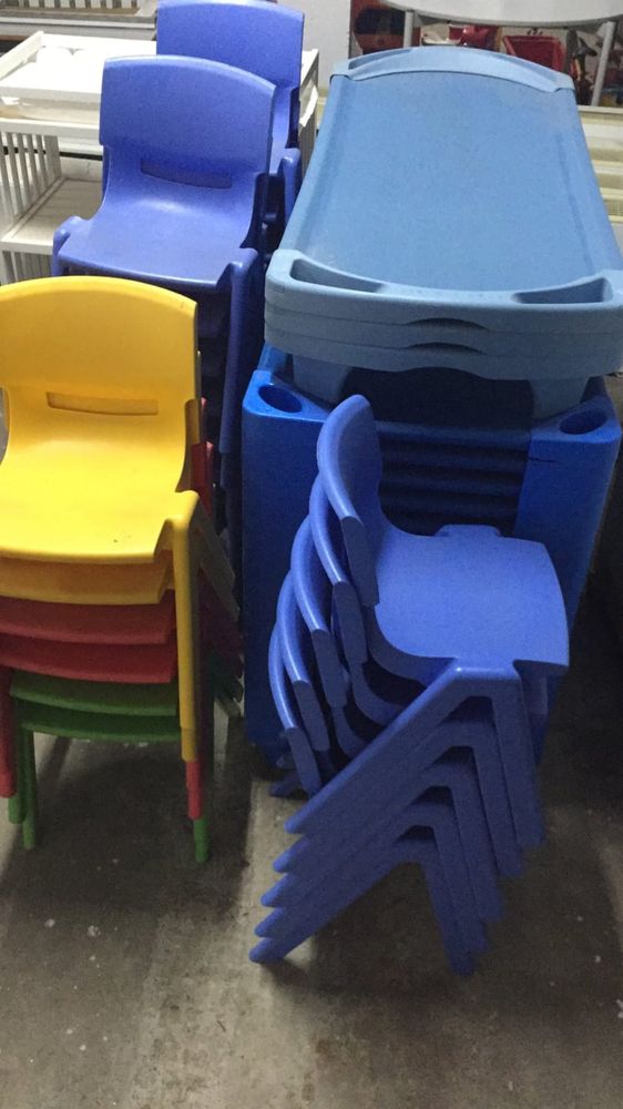 Cadeiras infantis empilháveis