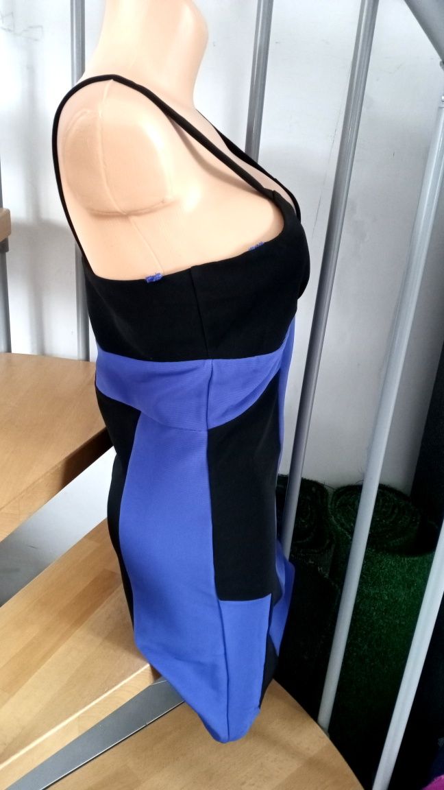 Sukienka na ramiączkach modelująca sylwetkę czarno kobaltowa