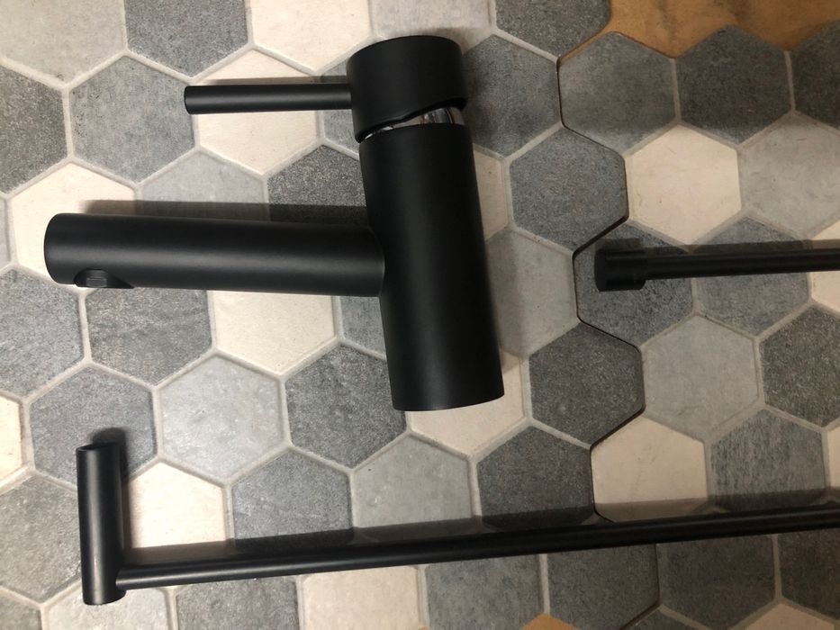 Monocomando preto lavatório e toalheiros de barra e rolo