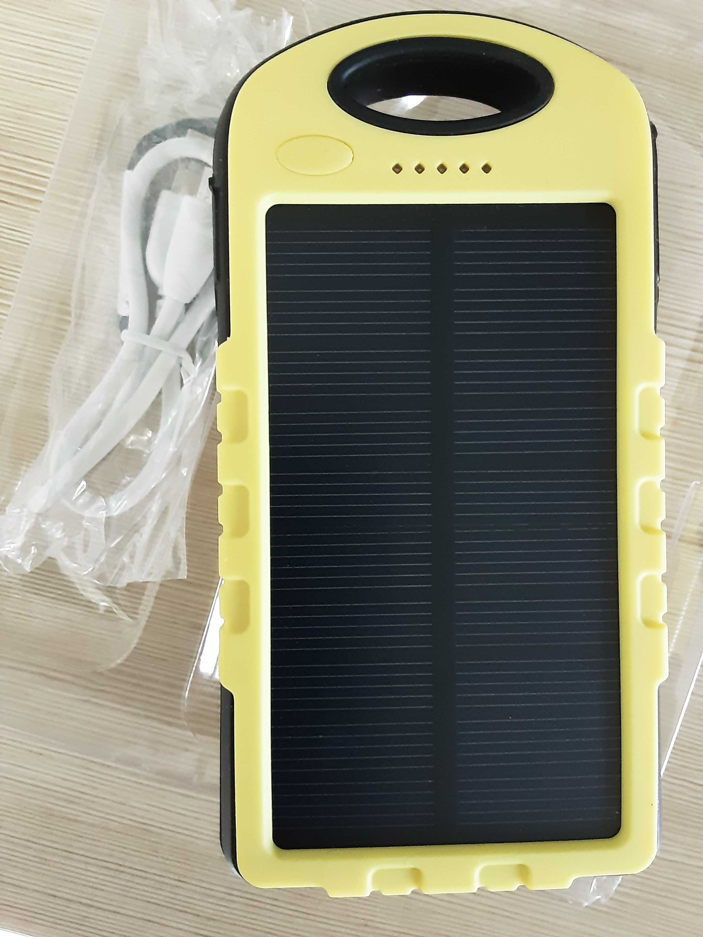 Solarny power bank z latarką