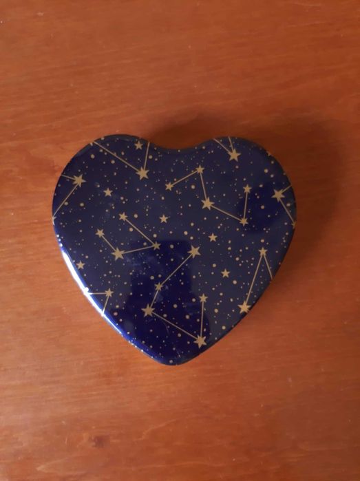 Metalowe pudełko granatowo-złote w kształcie serca | wzór konstelacje